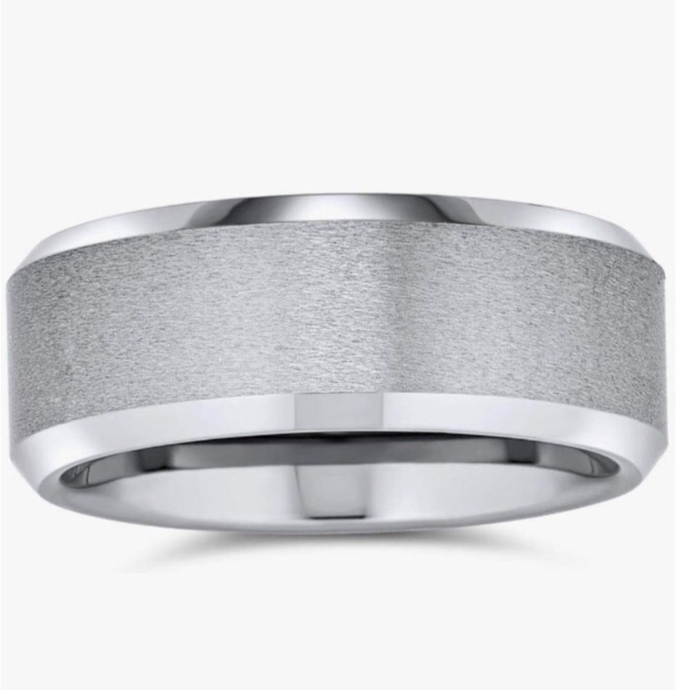 ⭐️Host Pick⭐️ Women’s polished beveled wedding band size 7.